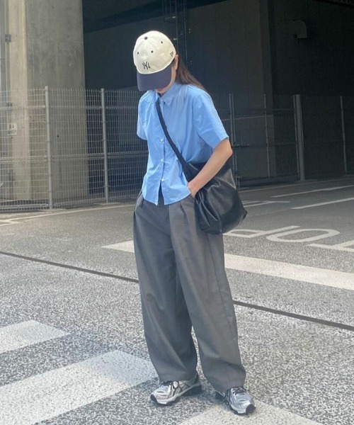 ISOOK(アイスー)の「コンパクト半袖シャツ(kiharu select) / カラーシャツ 青シャツ 無地 シンプル ノームコア コンパクトシャツ クロップド丈 ショート丈 マニッシュ(シャツ/ブラウス・レディース・ホワイト/ブルー・FREE)」の7枚目の写真