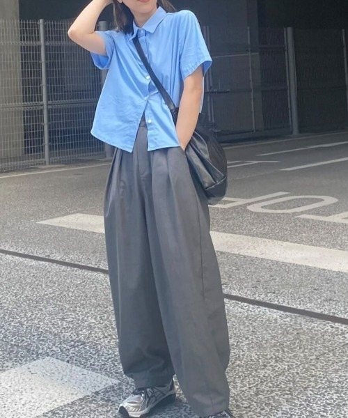 ISOOK(アイスー)の「コンパクト半袖シャツ(kiharu select) / カラーシャツ 青シャツ 無地 シンプル ノームコア コンパクトシャツ クロップド丈 ショート丈 マニッシュ(シャツ/ブラウス・レディース・ホワイト/ブルー・FREE)」の4枚目の写真