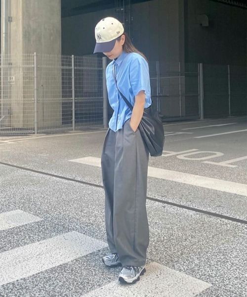 ISOOK(アイスー)の「コンパクト半袖シャツ(kiharu select) / カラーシャツ 青シャツ 無地 シンプル ノームコア コンパクトシャツ クロップド丈 ショート丈 マニッシュ(シャツ/ブラウス・レディース・ホワイト/ブルー・FREE)」の5枚目の写真