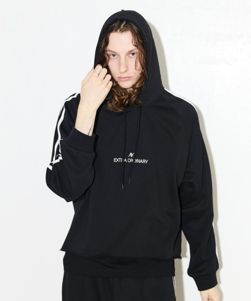ラインパーカーM ブラック Lui's（ルイス）の「【Neucon/ニューコン】ロゴ刺繍ショート丈サイド