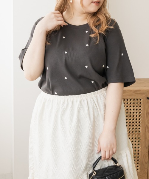 CLETTE(クレット)の「ハート刺繍プルオーバー(Tシャツ/カットソー・レディース・ブラック/チャコールグレー/オフホワイト・3L/LL/4L)」の3枚目の写真