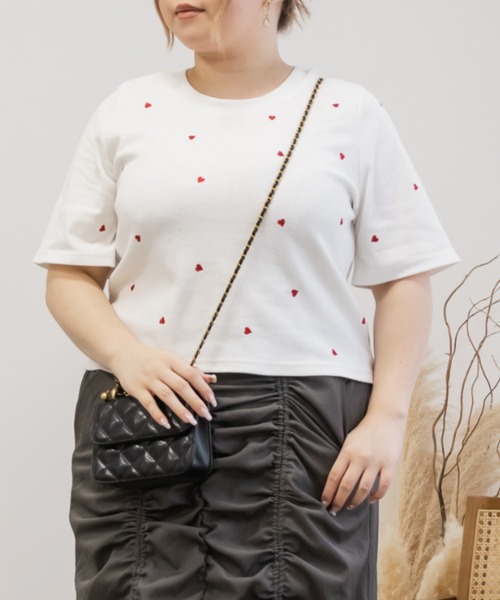 CLETTE(クレット)の「ハート刺繍プルオーバー(Tシャツ/カットソー・レディース・ブラック/チャコールグレー/オフホワイト・3L/LL/4L)」の6枚目の写真