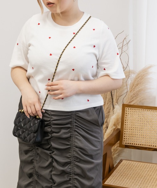 CLETTE(クレット)の「ハート刺繍プルオーバー(Tシャツ/カットソー・レディース・ブラック/チャコールグレー/オフホワイト・3L/LL/4L)」の5枚目の写真