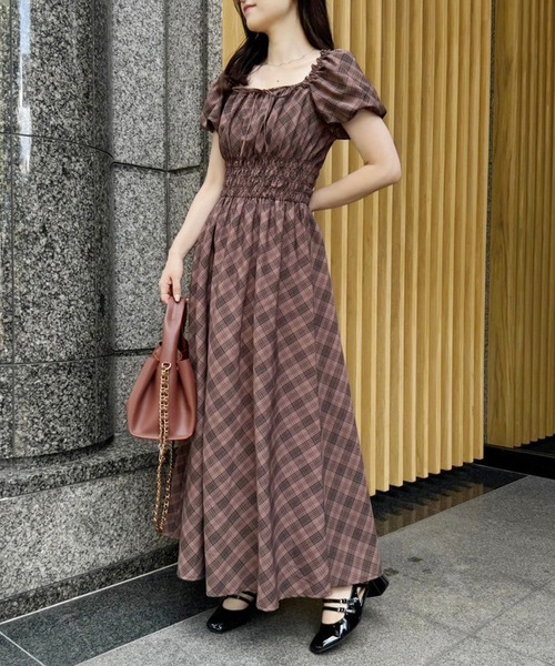 one after another NICE CLAUP（ワンアフターアナザーナイスクラップ）の「【新色追加】スタイルアップシャーリングワンピース（ワンピース・レディース・レッド/アイボリー/ブラック系その他/ブラウン系その他・SMALL/MEDIUM）」の4枚目の写真