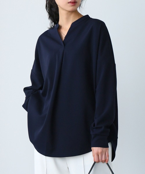 itto...（イット）の「ストレッチ梨地スキッパーブラウス（シャツ/ブラウス・レディース・ブラック/オフホワイト/サックスブルー/グレイッシュベージュ/ネイビー/アイボリー/グレイッシュブルー・M/L）」の5枚目の写真