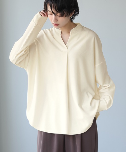 itto...（イット）の「ストレッチ梨地スキッパーブラウス（シャツ/ブラウス・レディース・ブラック/オフホワイト/サックスブルー/グレイッシュベージュ/ネイビー/アイボリー/グレイッシュブルー・M/L）」の3枚目の写真