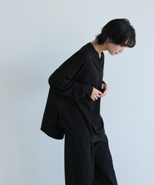 itto...（イット）の「ストレッチ梨地スキッパーブラウス（シャツ/ブラウス・レディース・ブラック/オフホワイト/サックスブルー/グレイッシュベージュ/ネイビー/アイボリー/グレイッシュブルー・M/L）」の9枚目の写真