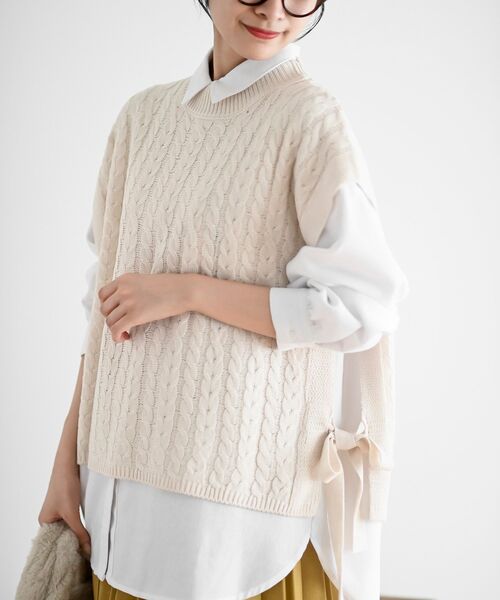 rps（アールピーエス）の「サイドリボンケーブルニットベスト（ベスト・レディース・チャコールグレー/杢グレー/グレイッシュベージュ/ベージュ系その他・フリー）」の3枚目の写真