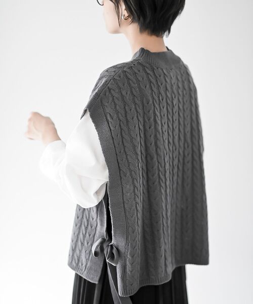 rps（アールピーエス）の「サイドリボンケーブルニットベスト（ベスト・レディース・チャコールグレー/杢グレー/グレイッシュベージュ/ベージュ系その他・フリー）」の11枚目の写真