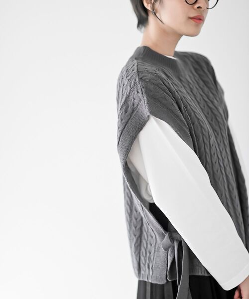 rps（アールピーエス）の「サイドリボンケーブルニットベスト（ベスト・レディース・チャコールグレー/杢グレー/グレイッシュベージュ/ベージュ系その他・フリー）」の12枚目の写真