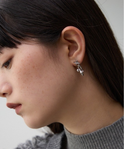 AZUL by moussy(アズールバイマウジー)の「ダイヤシェイプドレイヤードピアス(ピアス(両耳用)・レディース・ゴールド系その他/シルバー・FREE)」の2枚目の写真