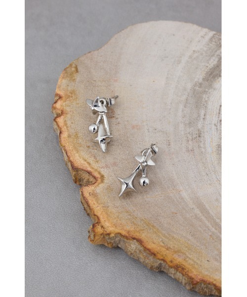 AZUL by moussy(アズールバイマウジー)の「ダイヤシェイプドレイヤードピアス(ピアス(両耳用)・レディース・ゴールド系その他/シルバー・FREE)」の4枚目の写真