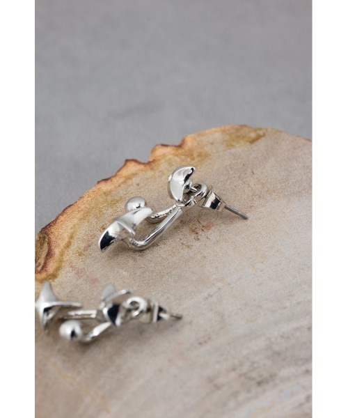 AZUL by moussy(アズールバイマウジー)の「ダイヤシェイプドレイヤードピアス(ピアス(両耳用)・レディース・ゴールド系その他/シルバー・FREE)」の6枚目の写真