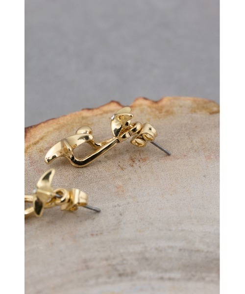 AZUL by moussy(アズールバイマウジー)の「ダイヤシェイプドレイヤードピアス(ピアス(両耳用)・レディース・ゴールド系その他/シルバー・FREE)」の10枚目の写真