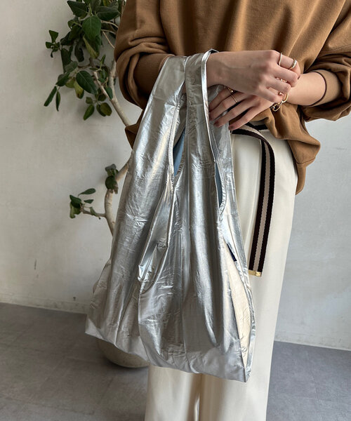 DouDou(ドゥドゥ)の「【BAGGU/バグゥ】24HO STANDARD BAGGU メタリック(ショルダーバッグ・レディース・ブルー系その他/ゴールド/サーモンピンク/シルバー・FREE)」の3枚目の写真
