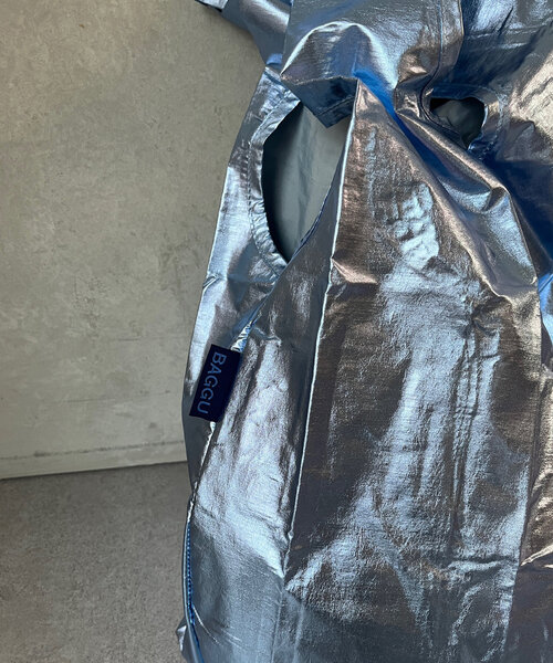 DouDou(ドゥドゥ)の「【BAGGU/バグゥ】24HO STANDARD BAGGU メタリック(ショルダーバッグ・レディース・ブルー系その他/ゴールド/サーモンピンク/シルバー・FREE)」の8枚目の写真