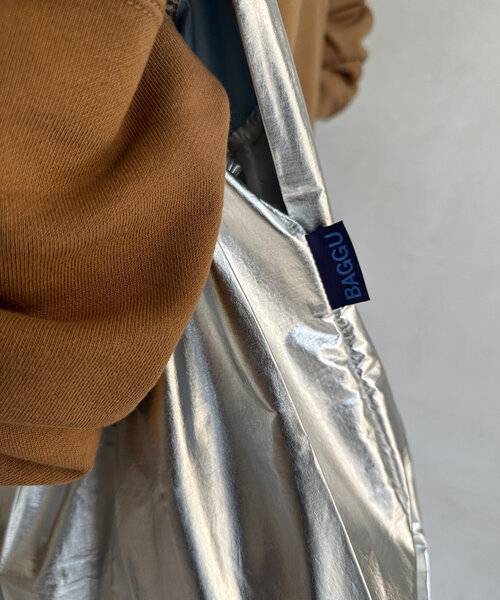 DouDou(ドゥドゥ)の「【BAGGU/バグゥ】24HO STANDARD BAGGU メタリック(ショルダーバッグ・レディース・ブルー系その他/ゴールド/サーモンピンク/シルバー・FREE)」の16枚目の写真
