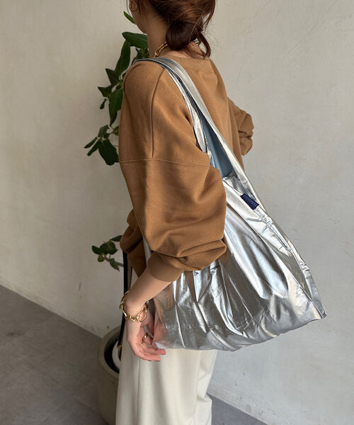 DouDou(ドゥドゥ)の「【BAGGU/バグゥ】24HO STANDARD BAGGU メタリック(ショルダーバッグ・レディース・ブルー系その他/ゴールド/サーモンピンク/シルバー・FREE)」の17枚目の写真