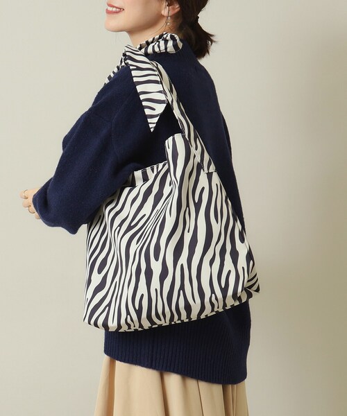 ITS'DEMO（イッツデモ）の「◆【A4対応】リボン付きワンショルトート（トートバッグ・レディース・ブラック系/アイボリー/ブラック/サックスブルー・00）」の3枚目の写真