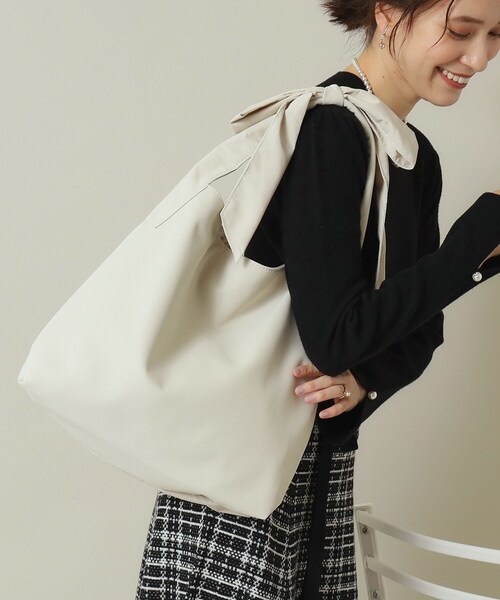 ITS'DEMO（イッツデモ）の「◆【A4対応】リボン付きワンショルトート（トートバッグ・レディース・ブラック系/アイボリー/ブラック/サックスブルー・00）」の5枚目の写真
