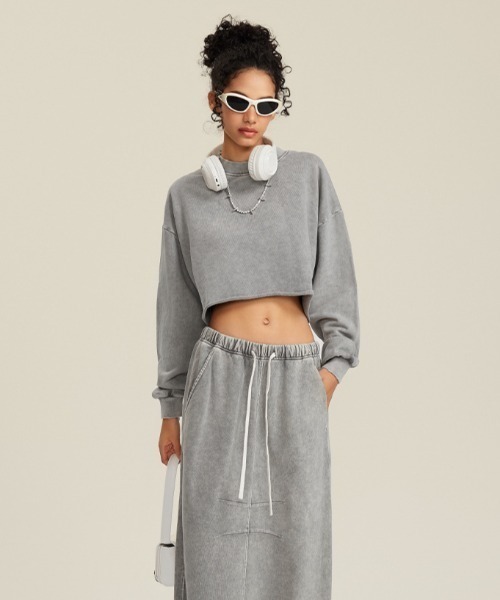 Chick（チック）の「Vintage Wash Damage Cutt Off Short Crew / ウォッシュ加工風 ダメージ ショート丈カットオフスウェット（スウェット・レディース・チャコール/グレー/ブラック・FREE）」の3枚目の写真