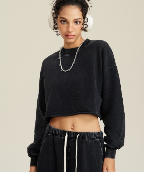 Chick（チック）の「Vintage Wash Damage Cutt Off Short Crew / ウォッシュ加工風 ダメージ ショート丈カットオフスウェット（スウェット・レディース・チャコール/グレー/ブラック・FREE）」の2枚目の写真