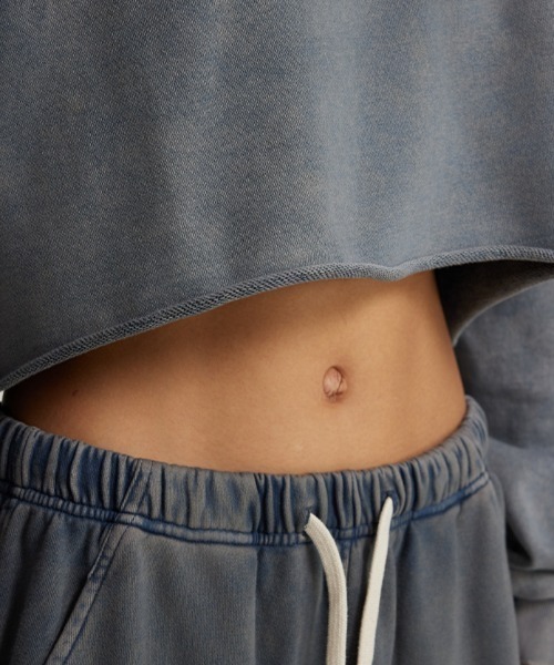 Chick（チック）の「Vintage Wash Damage Cutt Off Short Crew / ウォッシュ加工風 ダメージ ショート丈カットオフスウェット（スウェット・レディース・チャコール/グレー/ブラック・FREE）」の5枚目の写真