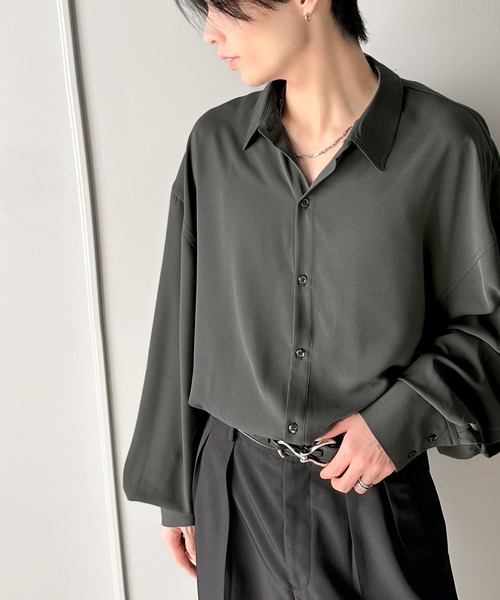 classicalelf（クラシカルエルフ）の「どんなシーンでも映える。とろみポリツイルオーバーサイズシャツ（長袖）（シャツ/ブラウス・メンズ・ブルー/ブラック/ホワイト/チャコール・LARGE/MEDIUM/SMALL/X-LARGE）」の20枚目の写真