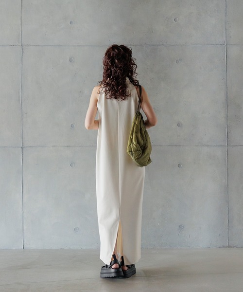 INTER FACTORY（インターファクトリー）の「kumika - ホルターネックワンピース made in INTER FACTORY（ワンピース・レディース・アイボリー/ブラック・MT/MEDIUM）」の15枚目の写真