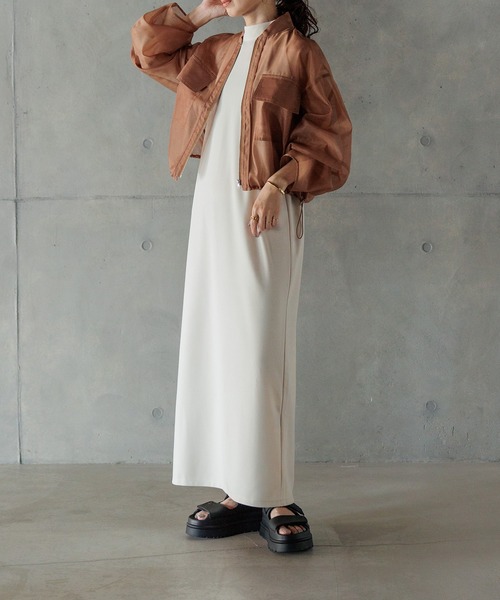 INTER FACTORY（インターファクトリー）の「kumika - ホルターネックワンピース made in INTER FACTORY（ワンピース・レディース・アイボリー/ブラック・MT/MEDIUM）」の4枚目の写真