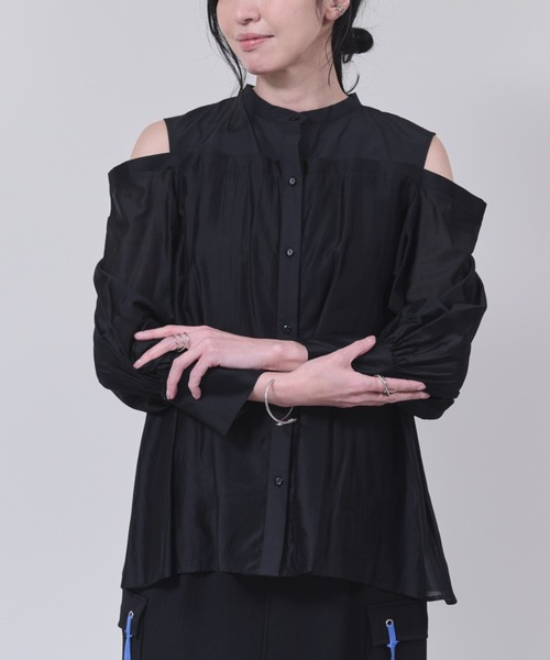 DOLLUPOOPS（ドールアップウップス）の「ショルダーオープンレイヤードライクブラウス（シャツ/ブラウス・レディース・オフホワイト/ブラック・38）」の2枚目の写真