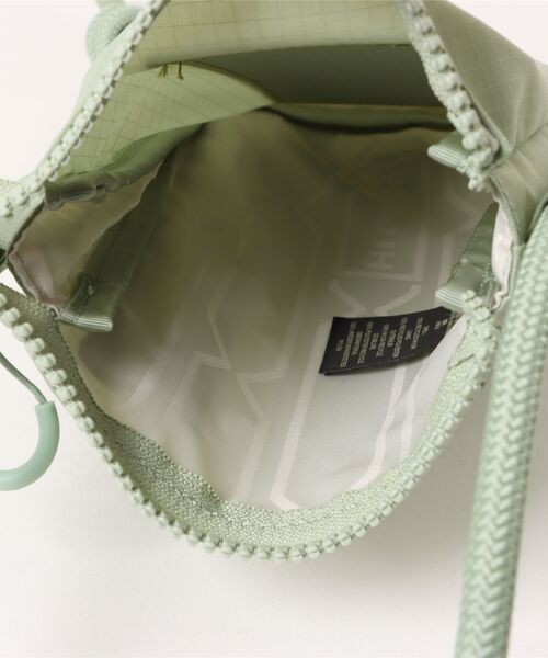 HUNTER（ハンター）の「トラベル リップストップ リサイクル ナイロン フォンポーチ（ボディバッグ/ウエストポーチ・レディース・ライトブルー/ピンク/ライトグリーン・ONE SIZE）」の22枚目の写真