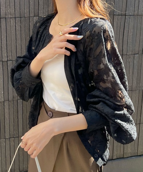 Futier land(フューティアランド)の「前後2Way花柄シフォンブラウス(シャツ/ブラウス・レディース・アイボリー/ブラック/グレー/ブルー・SHORT/LONG)」の2枚目の写真