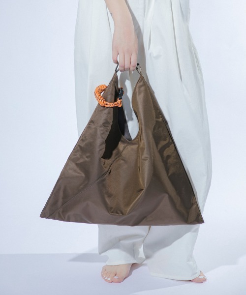 LE VERNIS（ル・ベルニ）の「LE VERNIS(ル・ベルニ)Paracord azuma bag (Nylon)（ショルダーバッグ・レディース・ブラック/ブラウン/ベージュ/ネイビー・FREE）」の3枚目の写真