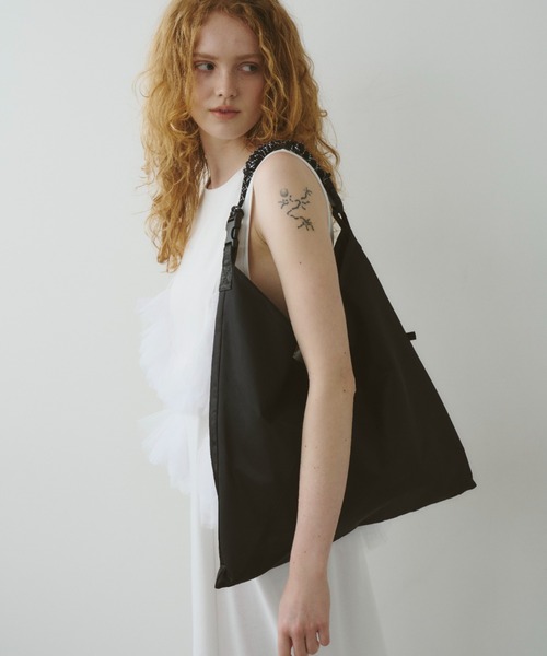 LE VERNIS（ル・ベルニ）の「LE VERNIS(ル・ベルニ)Paracord azuma bag (Nylon)（ショルダーバッグ・レディース・ブラック/ブラウン/ベージュ/ネイビー・FREE）」の2枚目の写真