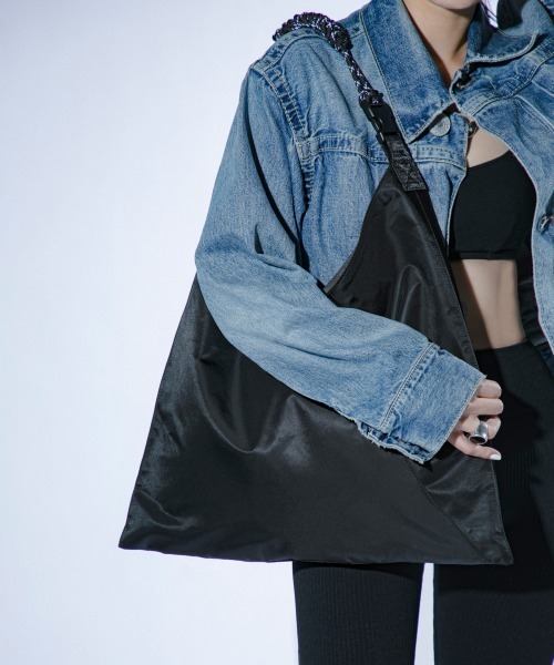 LE VERNIS（ル・ベルニ）の「LE VERNIS(ル・ベルニ)Paracord azuma bag (Nylon)（ショルダーバッグ・レディース・ブラック/ブラウン/ベージュ/ネイビー・FREE）」の5枚目の写真