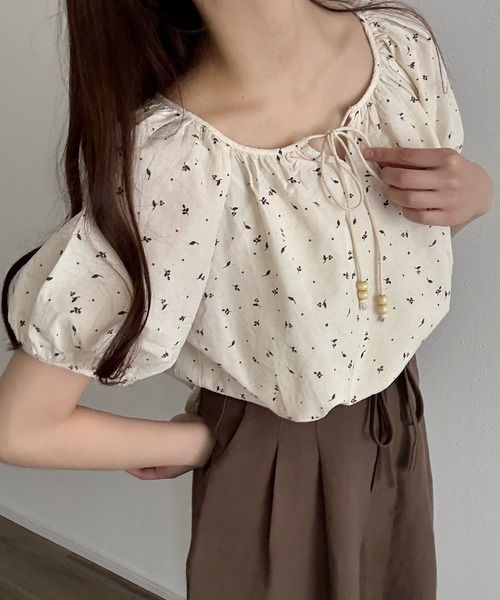 Cham.（チャム）の「ボリュームスリーブ花柄ブラウス（シャツ/ブラウス・レディース・オフホワイト/ナチュラル/ブラウン・F）」の2枚目の写真