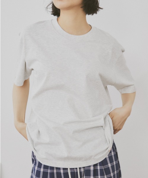 MERLOT(メルロー)の「MERLOTオリジナルベーシックコットンTシャツ(Tシャツ/カットソー・レディース・ライトグレー/レッド/ネイビー/ベージュ・FREE)」の1枚目の写真