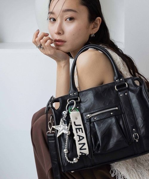 JEANASIS（ジーナシス）の「バンドロゴチャームスマホストラップ/497056（スマホグッズ・レディース・ホワイト系その他/ブラック系その他・FREE）」の2枚目の写真