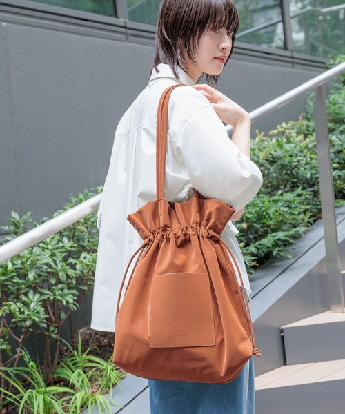 LAKOLE(ラコレ)の「ヌバック風巾着トートバッグ / 574762(トートバッグ・レディース・ブラック/ブラウン/グレイッシュベージュ/ライトグリーン・FREE)」の2枚目の写真