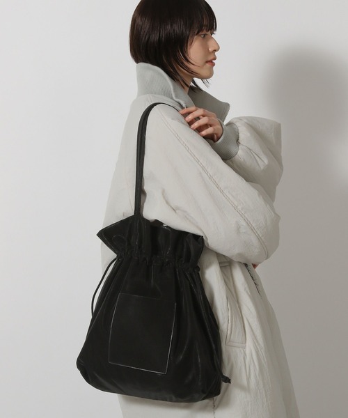 LAKOLE(ラコレ)の「ヌバック風巾着トートバッグ / 574762(トートバッグ・レディース・ブラック/ブラウン/グレイッシュベージュ/ライトグリーン・FREE)」の1枚目の写真