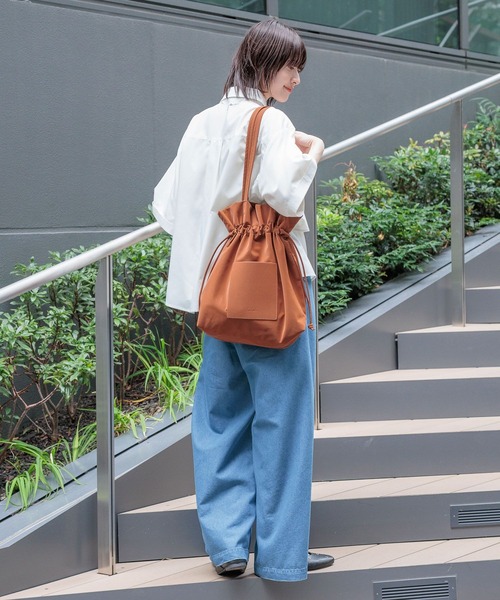 LAKOLE(ラコレ)の「ヌバック風巾着トートバッグ / 574762(トートバッグ・レディース・ブラック/ブラウン/グレイッシュベージュ/ライトグリーン・FREE)」の10枚目の写真