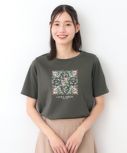 LAURA ASHLEY（ローラアシュレイ）の「【STORY掲載！/接触冷感/コットン100％／3colors】エラビー スカーフ柄 Tシャツ（Tシャツ/カットソー・レディース・オフホワイト/チャコールグレー/サックスブルー・38/40）」の2枚目の写真