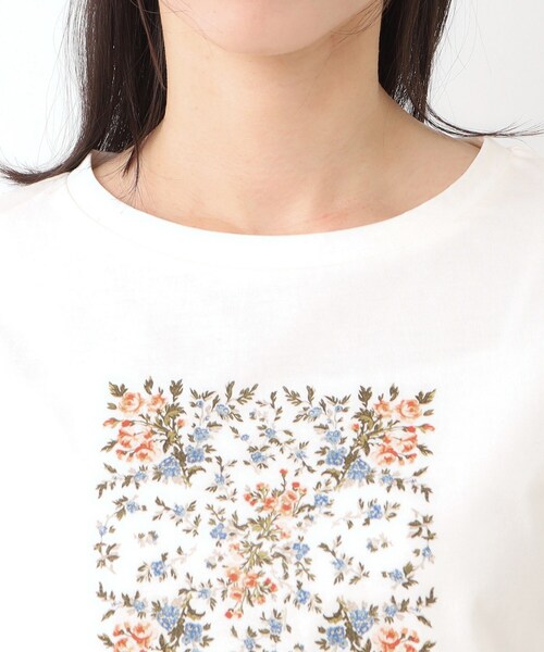LAURA ASHLEY（ローラアシュレイ）の「【STORY掲載！/接触冷感/コットン100％／3colors】エラビー スカーフ柄 Tシャツ（Tシャツ/カットソー・レディース・オフホワイト/チャコールグレー/サックスブルー・38/40）」の19枚目の写真
