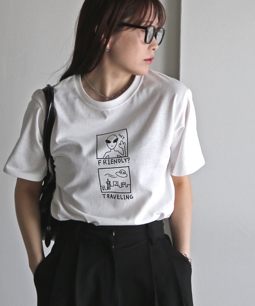 COURO(コウロ)の「デザイングラフィックモチーフTシャツ(Tシャツ/カットソー・レディース・ライトグレー系/レッド系1/ホワイト系1/レッド系/ホワイト系/イエロー系2/ライトグレー系1/ネイビー系/グレー系/レッド系2/グレー系2/ホワイト系2/ピンク系1/イエロー系1/イエロー系/ライトグレー系2/ネイビー系1/グレー系1/ピンク系/ピンク系2/ネイビー系2・FREE)」の4枚目の写真