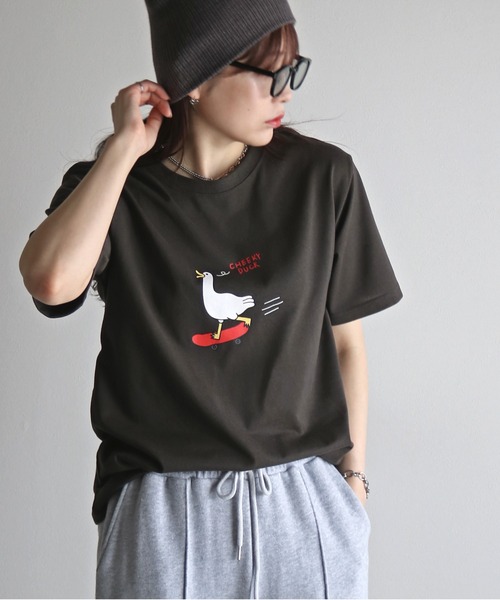 COURO(コウロ)の「デザイングラフィックモチーフTシャツ(Tシャツ/カットソー・レディース・ライトグレー系/レッド系1/ホワイト系1/レッド系/ホワイト系/イエロー系2/ライトグレー系1/ネイビー系/グレー系/レッド系2/グレー系2/ホワイト系2/ピンク系1/イエロー系1/イエロー系/ライトグレー系2/ネイビー系1/グレー系1/ピンク系/ピンク系2/ネイビー系2・FREE)」の1枚目の写真