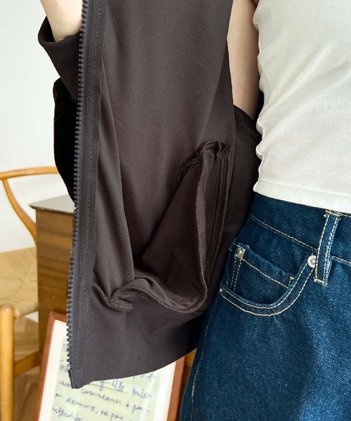 moment+(モーメントプラス)の「ワンポイント刺繍配色ラインベロアトラックジャケット(ブルゾン・レディース・ボルドー/ブラウン/ネイビー/ブラック・M/L)」の6枚目の写真