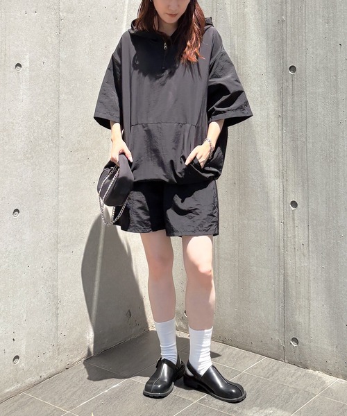 ISOOK(アイスー)の「【ISOOK / アイスー】ナイロンパーカーセットアップ / アノラックパーカー 半袖パーカー フード付き フーディ ジップアップ ハーフジップ ショートパンツ ドロスト ドローコード 2点セット 無地 ベージュ ブラック 黒 ZOZOTOWN限定(セットアップ・レディース・ブラック/ベージュ・FREE)」の2枚目の写真