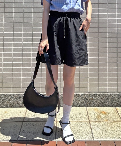 ISOOK(アイスー)の「【ISOOK / アイスー】ナイロンパーカーセットアップ / アノラックパーカー 半袖パーカー フード付き フーディ ジップアップ ハーフジップ ショートパンツ ドロスト ドローコード 2点セット 無地 ベージュ ブラック 黒 ZOZOTOWN限定(セットアップ・レディース・ブラック/ベージュ・FREE)」の12枚目の写真