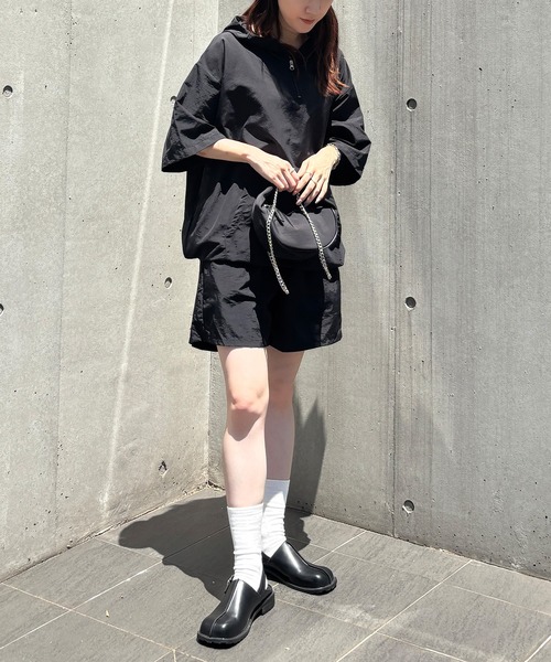 ISOOK(アイスー)の「【ISOOK / アイスー】ナイロンパーカーセットアップ / アノラックパーカー 半袖パーカー フード付き フーディ ジップアップ ハーフジップ ショートパンツ ドロスト ドローコード 2点セット 無地 ベージュ ブラック 黒 ZOZOTOWN限定(セットアップ・レディース・ブラック/ベージュ・FREE)」の22枚目の写真